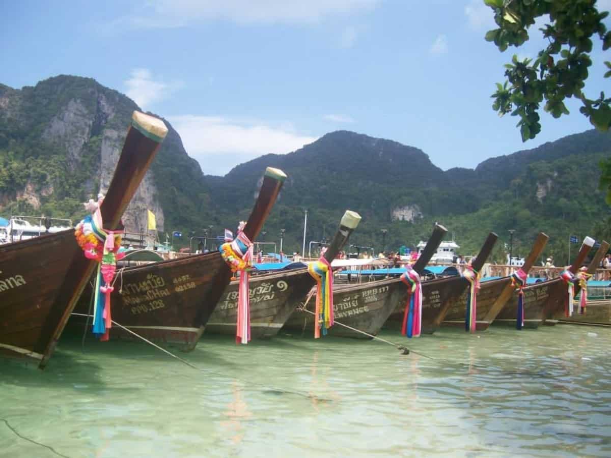 Traditional-Thai-Boats-at-Beach