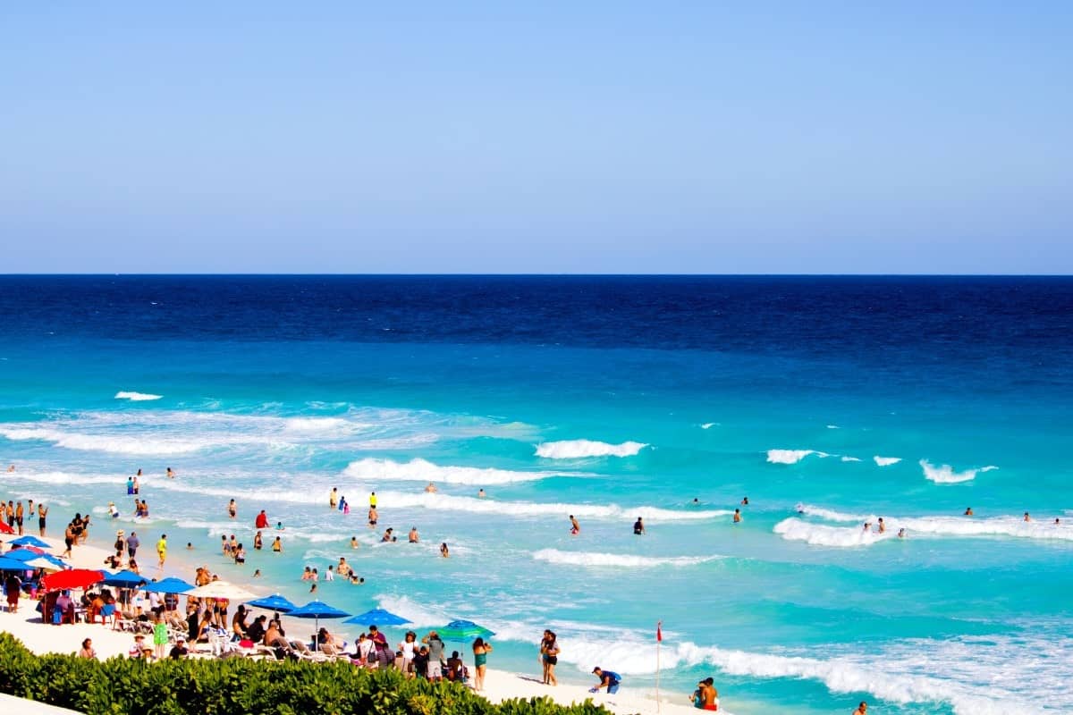 A-Crowded-Beach-Cancún