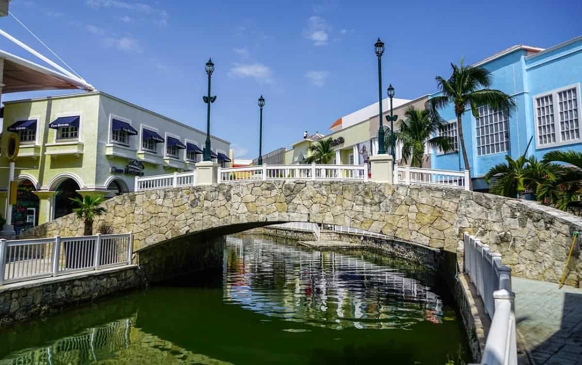 A-Downtown-Bridge-at-the-Cancun