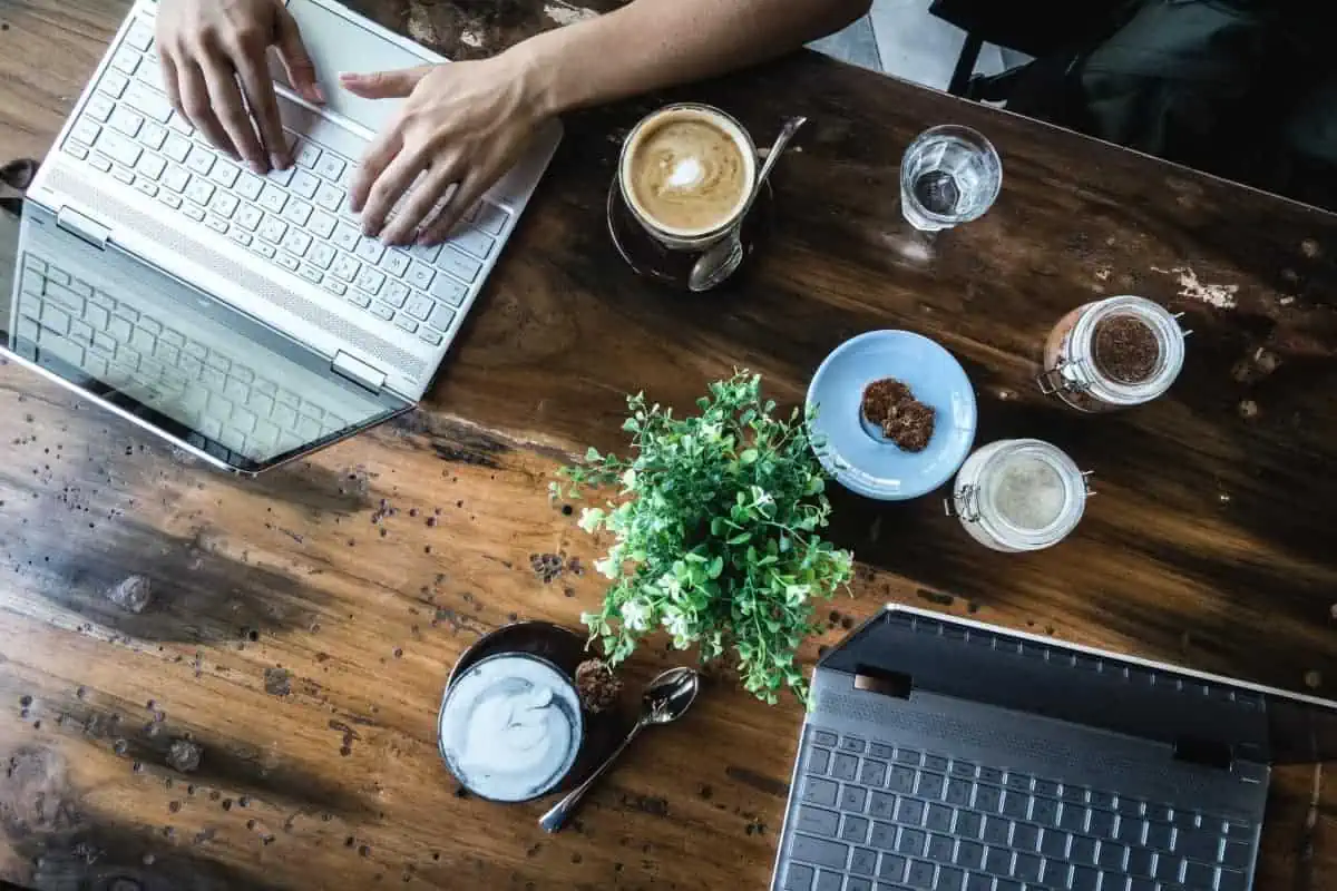 Digital-Nomad-Working-in-Cafe
