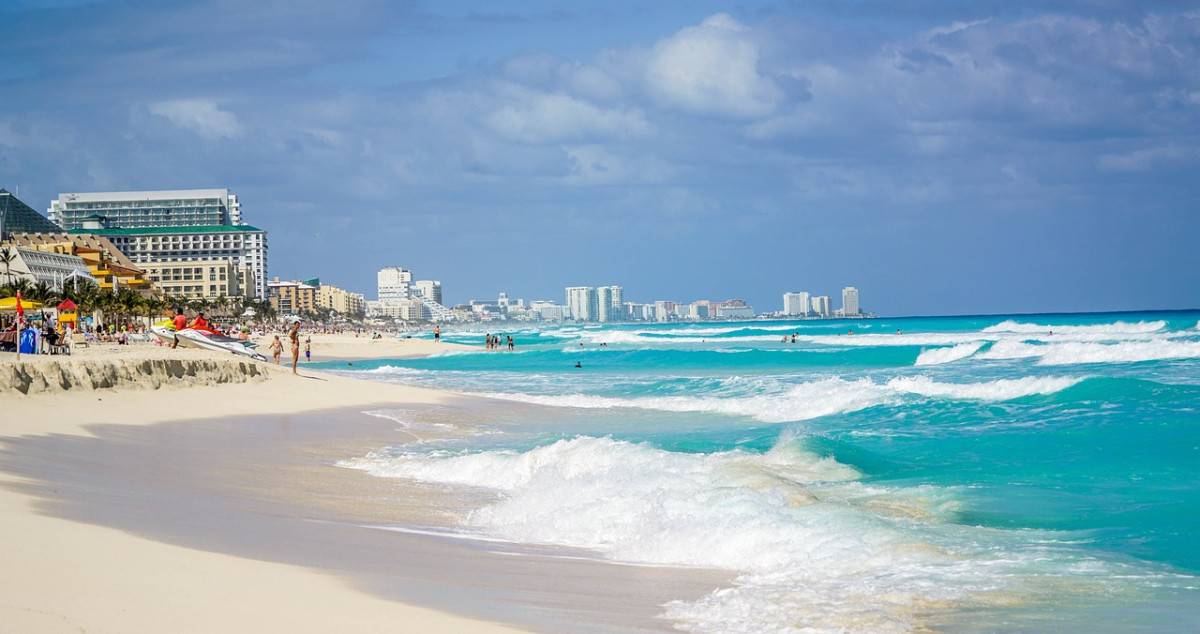 People-Enjoying-on-Cancun-Beach