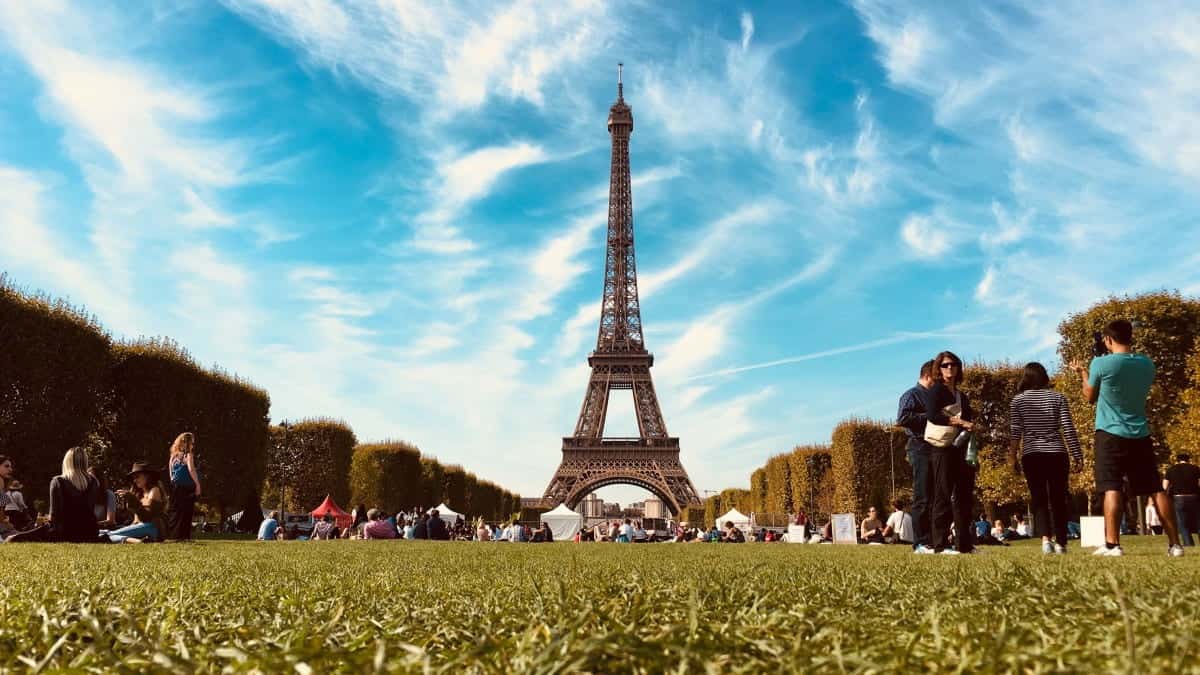 The 10 Best Private Tours In Paris (2025 Guide) 13 Private-Photoshoot-at-the-Eiffel-Tower