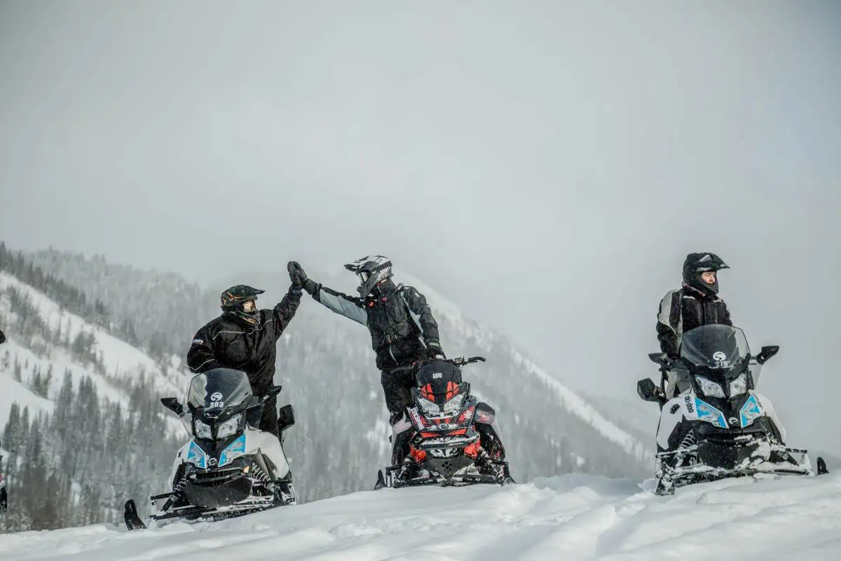 Scenic-Safaris-Yellowstone-Snowmobile-Tour