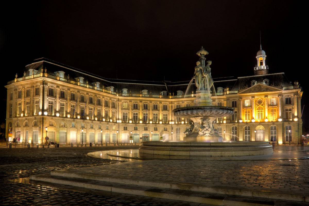 Square-of-the-Bourse-in-Bordeaux