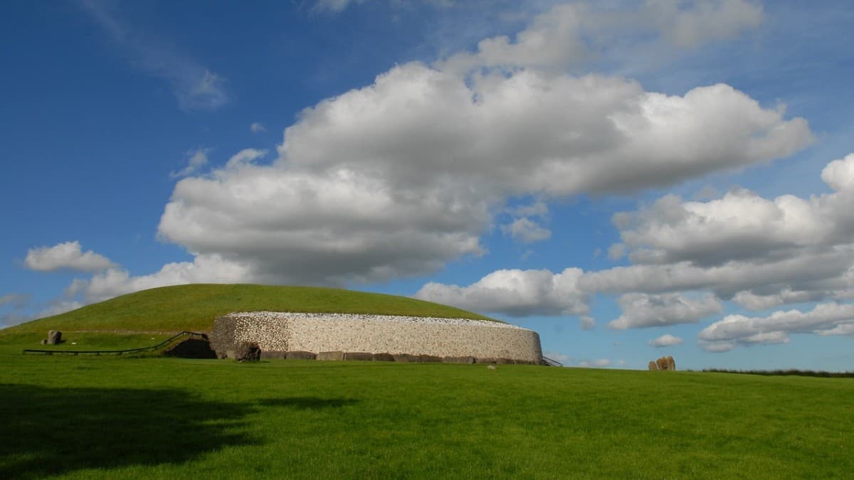 20 Most Famous Landmarks in Ireland - How Many Do You Know? 34 Newgrange-Passage-Tomb