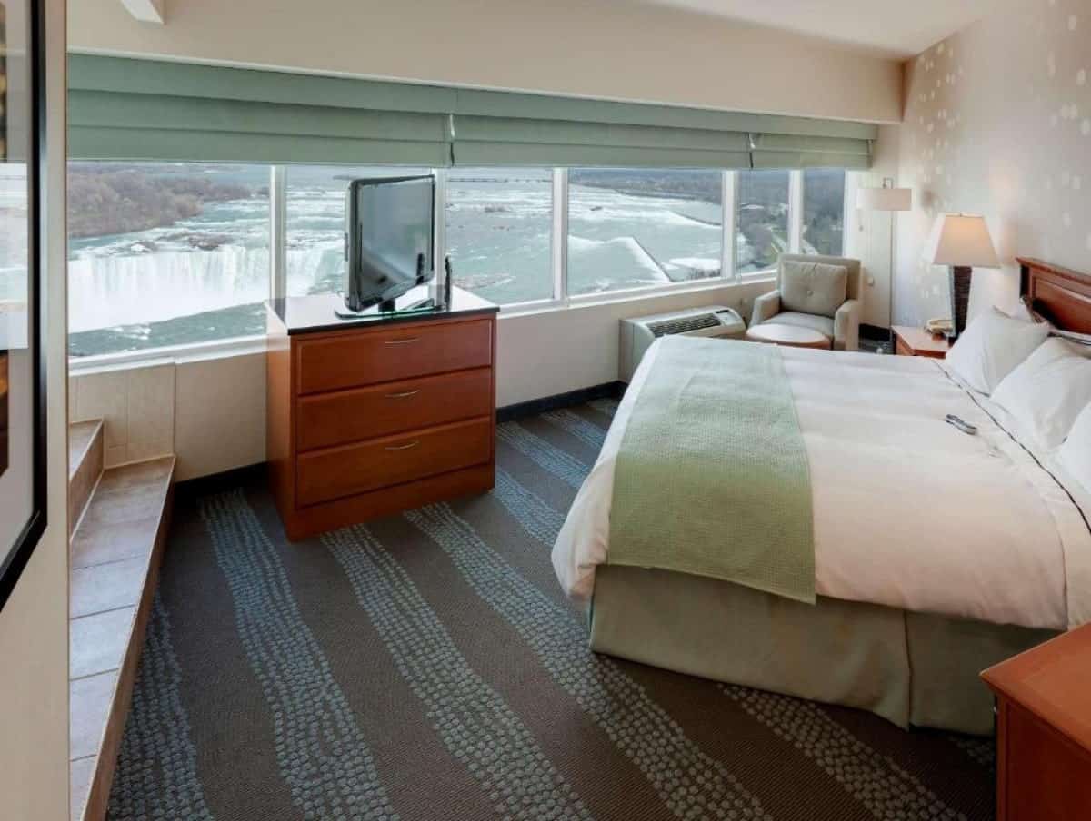 The 11 Best Hotels With a View Of Niagara Falls 3 Radisson-Hotel-&-Suites-Fallsview