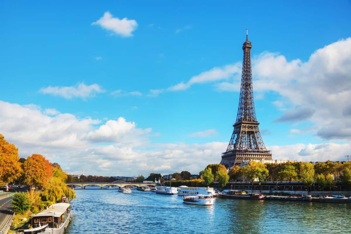 Eiffel-Tower-View-from-the-Paris-Lake