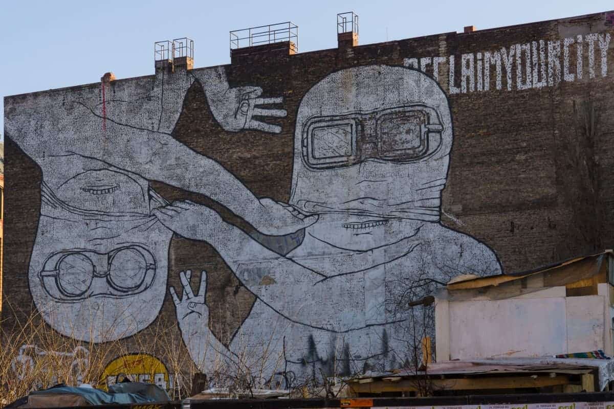 Giant-Graffiti-in-the-District-of-Friedrichshain