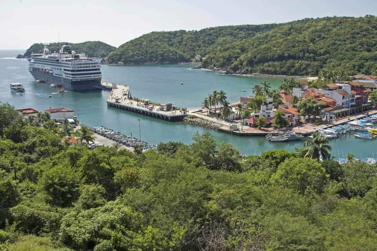 A-Cruiseship-at-Pacific-Ocean-Huatulco