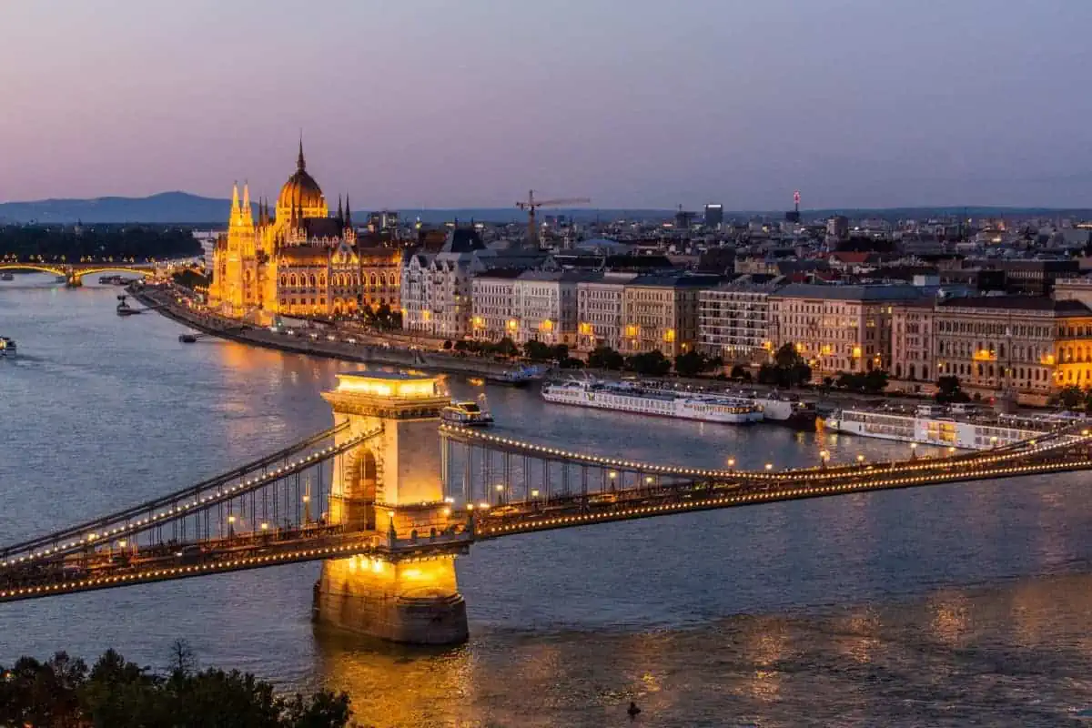 Szechenyi-Lanchid-Bridge-on-Danube-River