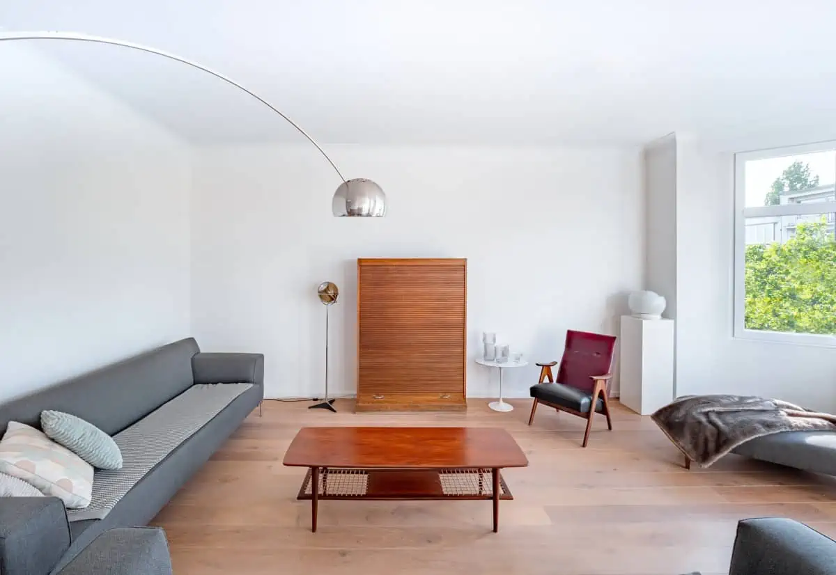 A-Stylish-Living-Room-with-Wood-Floor
