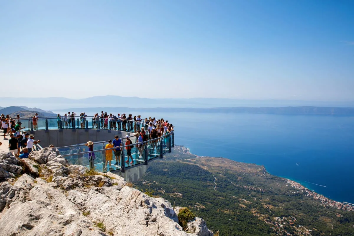 Tourists-on-Skywalk-at-Biokovo-Mountain